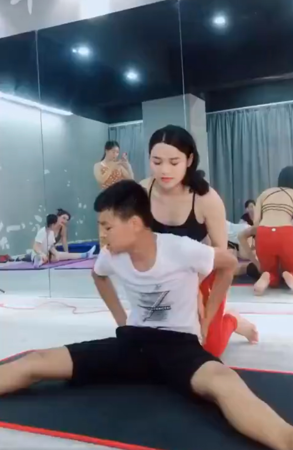 Đón con trai tan học, ông bố vừa thấy cô giáo liền thẫn thờ như người mất hồn, hôm sau mẹ đi rình thì chuyển lớp ngay lập tức-1