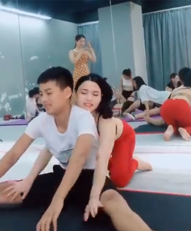 Đón con trai tan học, ông bố vừa thấy cô giáo liền thẫn thờ như người mất hồn, hôm sau mẹ đi rình thì chuyển lớp ngay lập tức-2