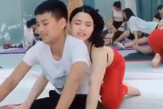 Đón con trai tan học, ông bố vừa thấy cô giáo liền thẫn thờ như người mất hồn, hôm sau mẹ đi rình thì chuyển lớp ngay lập tức