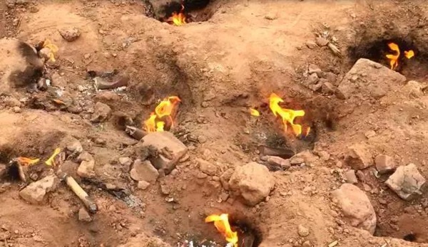 Bí mật về ngọn lửa quỷ cháy liên tục suốt 62 năm không hề tắt một giây, dân làng xếp hàng mang xoong nồi đến nấu nướng miễn phí-2