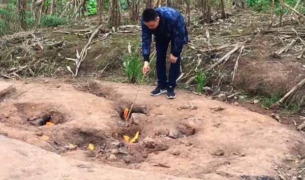 Bí mật về ngọn lửa quỷ cháy liên tục suốt 62 năm không hề tắt một giây, dân làng xếp hàng mang xoong nồi đến nấu nướng miễn phí-3