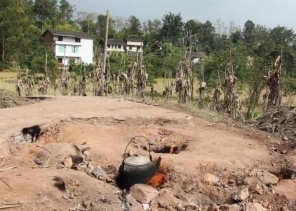 Bí mật về ngọn lửa quỷ cháy liên tục suốt 62 năm không hề tắt một giây, dân làng xếp hàng mang xoong nồi đến nấu nướng miễn phí-4