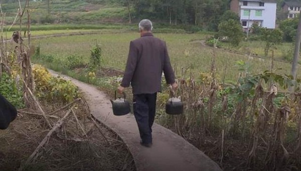 Bí mật về ngọn lửa quỷ cháy liên tục suốt 62 năm không hề tắt một giây, dân làng xếp hàng mang xoong nồi đến nấu nướng miễn phí-7