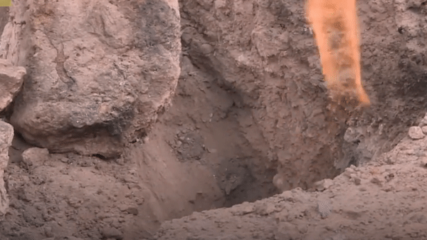 Bí mật về ngọn lửa quỷ cháy liên tục suốt 62 năm không hề tắt một giây, dân làng xếp hàng mang xoong nồi đến nấu nướng miễn phí-1