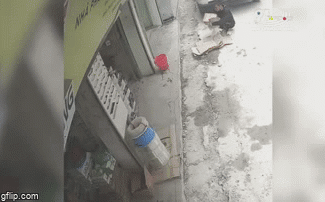 Ngồi đúng điểm mù ô tô tải, người đàn ông bị bánh xe chèn qua và khoảnh khắc thần kỳ xuất hiện-1