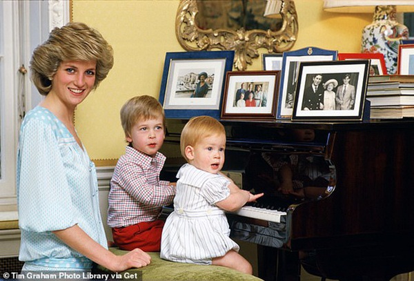 Video từ 35 năm trước quay Hoàng tử William bên mẹ quá cố bất ngờ gây bão MXH vì những khoảnh khắc quá đỗi ý nghĩa-6