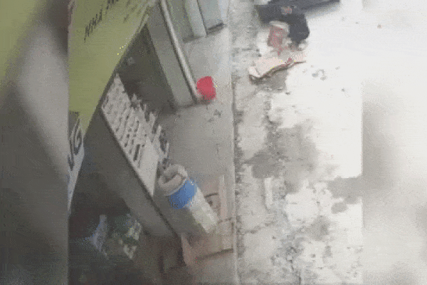 Ngồi đúng điểm mù ô tô tải, người đàn ông bị bánh xe chèn qua và khoảnh khắc thần kỳ xuất hiện