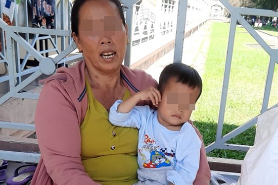 Sức khỏe bé gái 3 tuổi bị mẹ ruột bạo hành: Tình trạng phù não không cải thiện, tiên lượng xấu