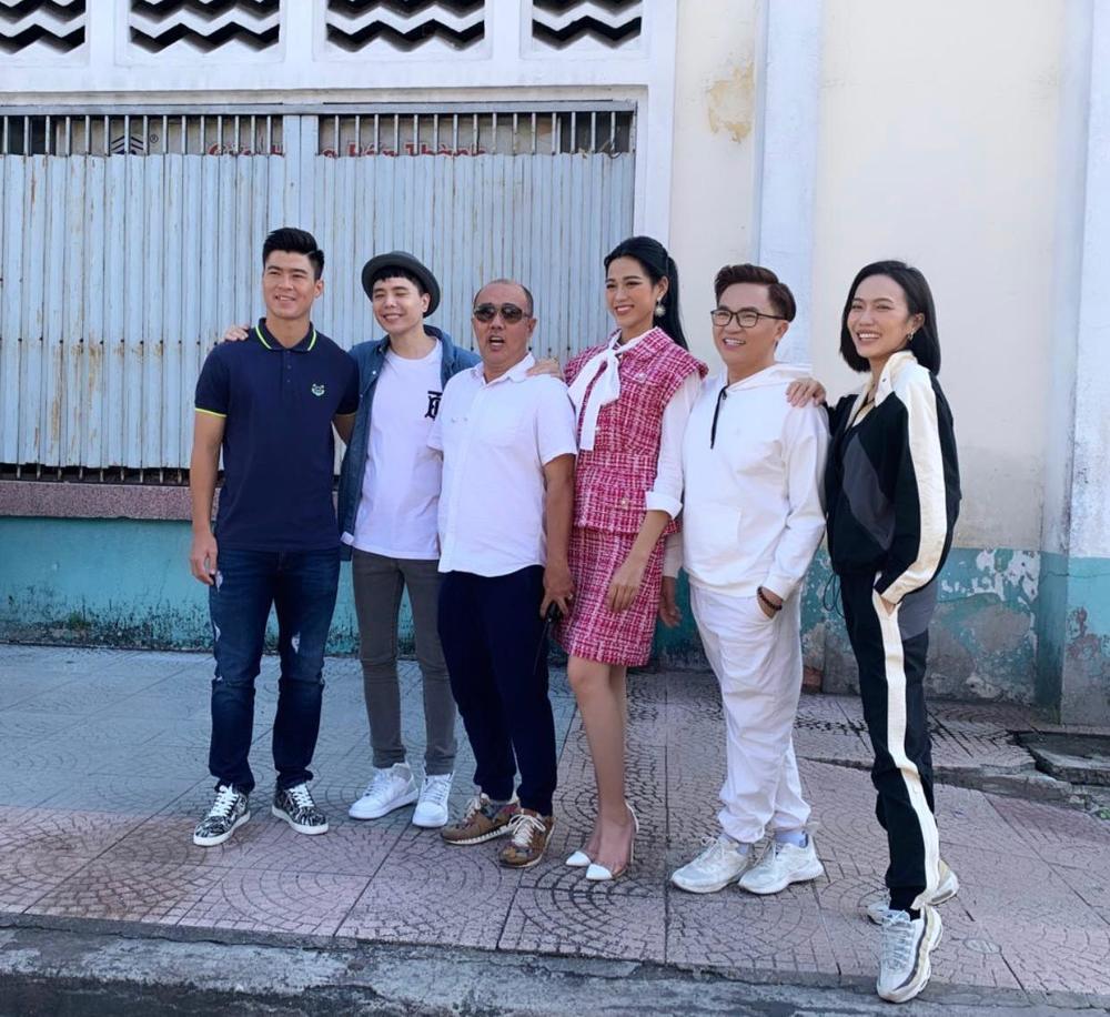 Tân Hoa hậu Đỗ Thị Hà bị soi eo kém thon trên sóng truyền hình-5