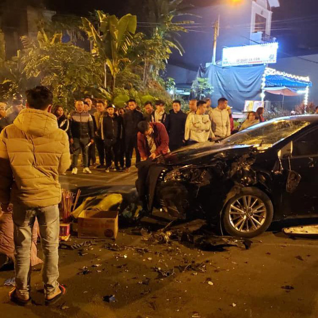Lào Cai: Xe máy kẹp 3 va chạm kinh hoàng với ô tô, 3 nam sinh thương vong-1