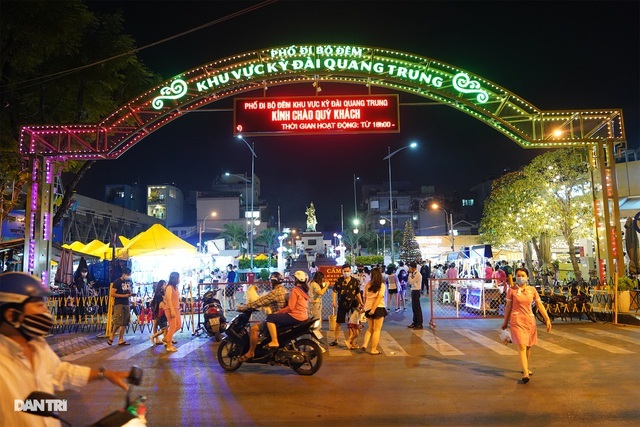 Đổ xô đến phố đi bộ thưởng thức mực khổng lồ to bằng thân người-1