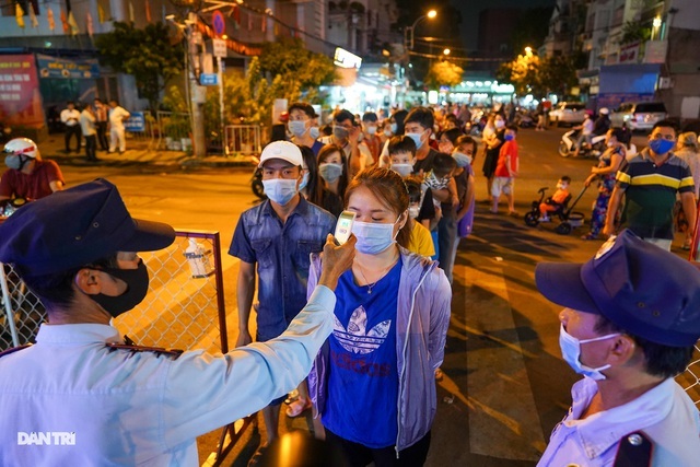 Đổ xô đến phố đi bộ thưởng thức mực khổng lồ to bằng thân người-2