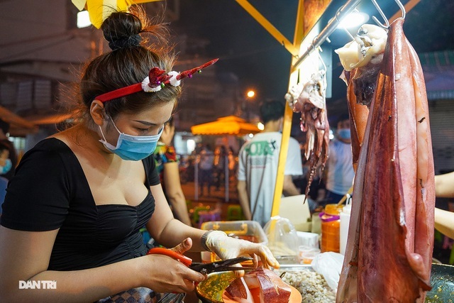 Đổ xô đến phố đi bộ thưởng thức mực khổng lồ to bằng thân người-3