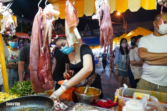 Đổ xô đến phố đi bộ thưởng thức mực khổng lồ to bằng thân người-4