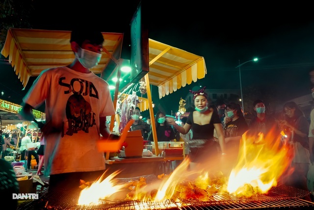 Đổ xô đến phố đi bộ thưởng thức mực khổng lồ to bằng thân người-5