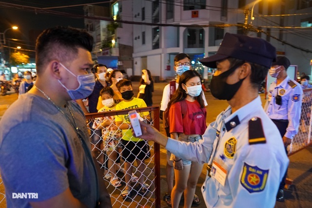 Đổ xô đến phố đi bộ thưởng thức mực khổng lồ to bằng thân người-6