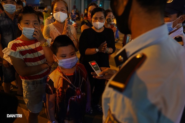 Đổ xô đến phố đi bộ thưởng thức mực khổng lồ to bằng thân người-7