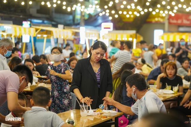 Đổ xô đến phố đi bộ thưởng thức mực khổng lồ to bằng thân người-8