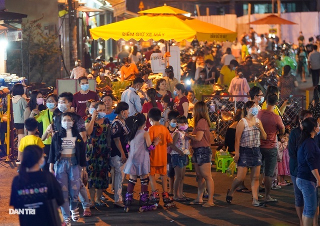 Đổ xô đến phố đi bộ thưởng thức mực khổng lồ to bằng thân người-10