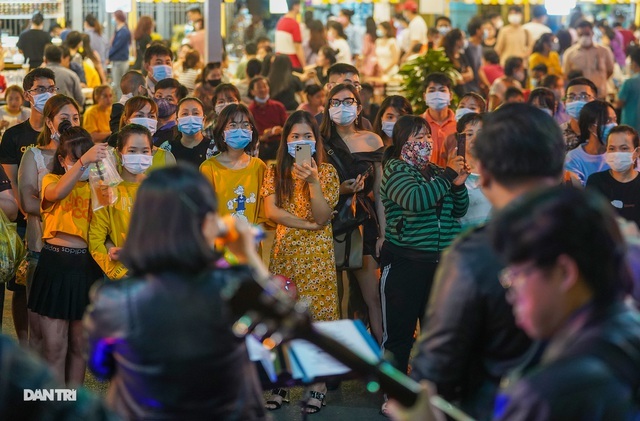 Đổ xô đến phố đi bộ thưởng thức mực khổng lồ to bằng thân người-11