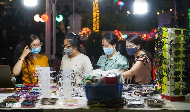 Đổ xô đến phố đi bộ thưởng thức mực khổng lồ to bằng thân người-12