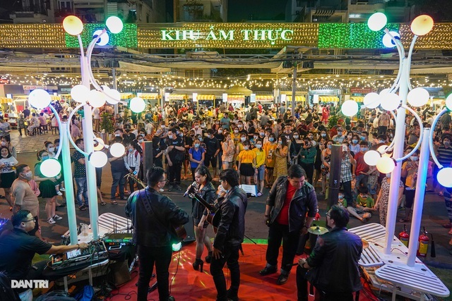 Đổ xô đến phố đi bộ thưởng thức mực khổng lồ to bằng thân người-13