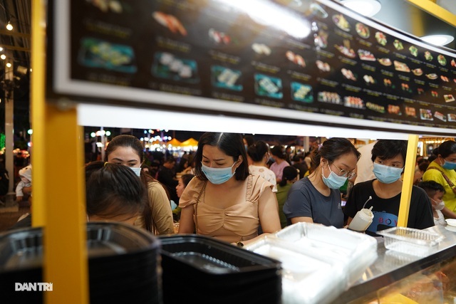 Đổ xô đến phố đi bộ thưởng thức mực khổng lồ to bằng thân người-9