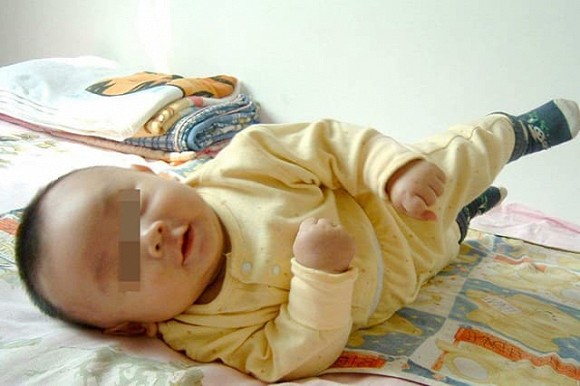 Sau khi con rơi ra khỏi giường, cha mẹ khôn ngoan sẽ không đỡ ngay lập tức! Điều quan trọng là phải hiểu mười giây vàng-1