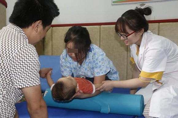 Sau khi con rơi ra khỏi giường, cha mẹ khôn ngoan sẽ không đỡ ngay lập tức! Điều quan trọng là phải hiểu mười giây vàng-3