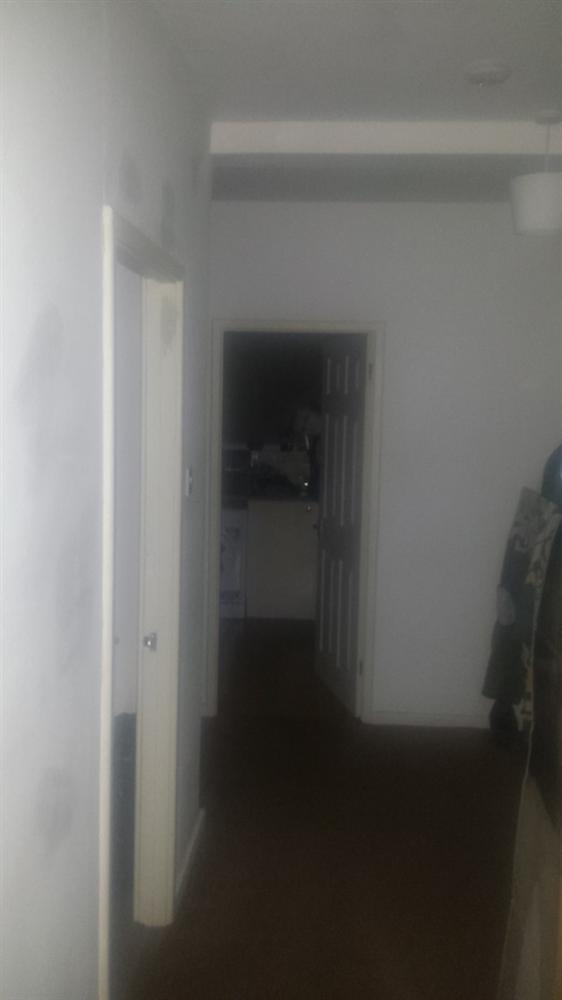 Nghe tiếng động phát ra từ trong bếp, người đàn ông giơ máy lên chụp, chẳng ngờ cho ra đời bức ảnh càng nhìn càng run sợ-1