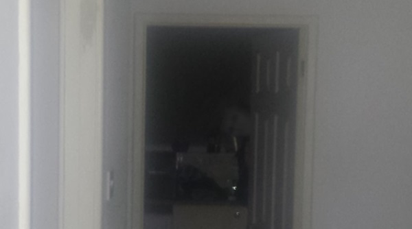 Nghe tiếng động phát ra từ trong bếp, người đàn ông giơ máy lên chụp, chẳng ngờ cho ra đời bức ảnh càng nhìn càng run sợ-2