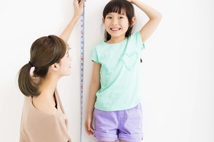 Bé gái 8 tuổi cao thêm 10 cm trong vòng 1 năm: Những thói quen ăn uống rất tốt và đáng học hỏi