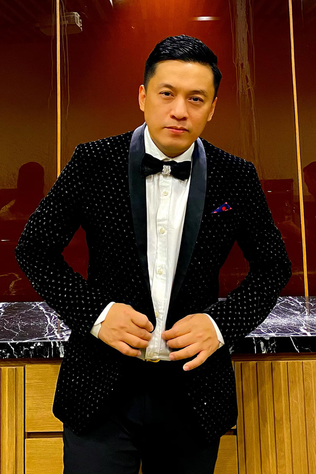 Lam Trường ngã chổng vó trên sân khấu, run đến mức quên luôn lời bài hát, còn bị Bằng Kiều đứng trêu suốt tiết mục-4