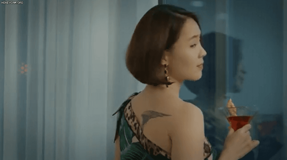 Hướng dương ngược nắng: Hồng Diễm gây sốc khi mặc sexy để lộ hình xăm lớn, chủ động kéo Hồng Đăng vào nhà tắm lúc thay đồ-2