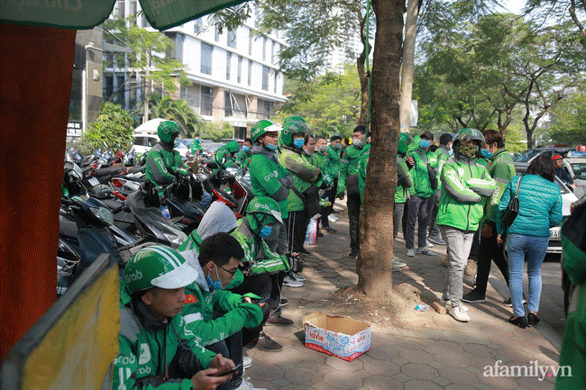 Xe ôm công nghệ tắt ứng dụng, tập trung tới trụ sở Grab phản đối tăng cước phí-3