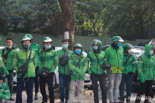 Xe ôm công nghệ tắt ứng dụng, tập trung tới trụ sở Grab phản đối tăng cước phí-4