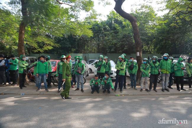 Xe ôm công nghệ tắt ứng dụng, tập trung tới trụ sở Grab phản đối tăng cước phí-6