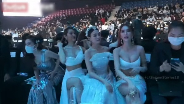 Thủy Tiên bị Linh Chi chen lấn, hất tóc vào mặt đến nỗi phải bỏ chỗ ngồi mà đi?-4