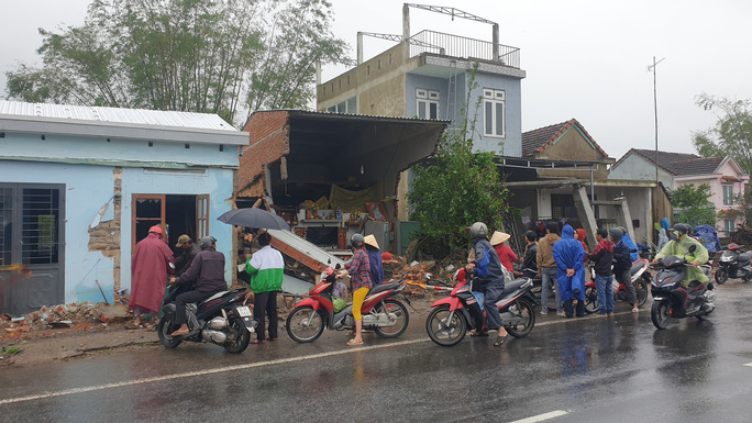 Kinh hoàng xe container càn quét 7 nhà dân bên Quốc lộ 1, nhiều người thoát chết-3