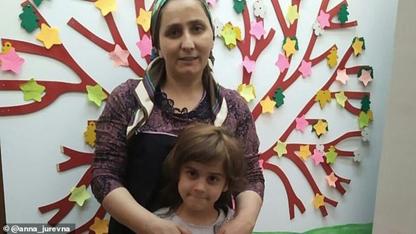 Dì ruột đưa cháu gái đến bệnh viện khám bệnh, bác sĩ thông báo phải cắt cụt tay và gọi cảnh sát, hé lộ chân tướng tàn độc-9