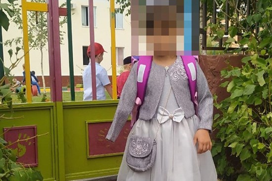Dì ruột đưa cháu gái đến bệnh viện khám bệnh, bác sĩ thông báo phải cắt cụt tay và gọi cảnh sát, hé lộ chân tướng tàn độc