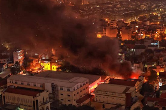 Hà Nội: Cháy lớn tại nhà kho công ty dược phẩm Hà Tây, cột khói bốc cao hàng chục mét khiến nhiều người hoảng sợ