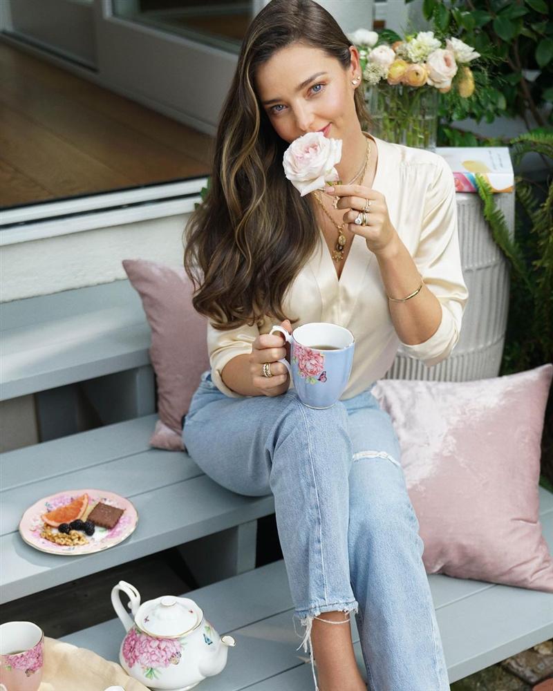 Hóa ra các cựu thiên thần Victorias Secret lên đồ cực đơn giản, và loạt outfit sau sẽ giúp style của bạn tây hơn chục lần-11