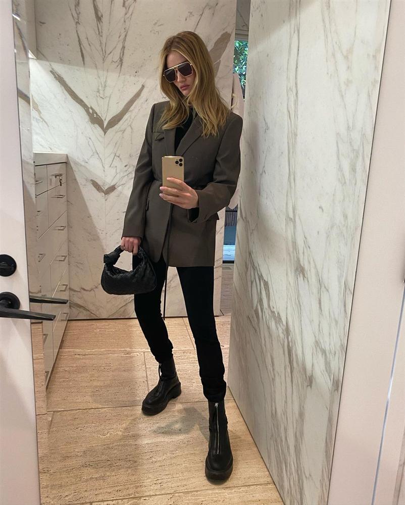 Hóa ra các cựu thiên thần Victorias Secret lên đồ cực đơn giản, và loạt outfit sau sẽ giúp style của bạn tây hơn chục lần-7