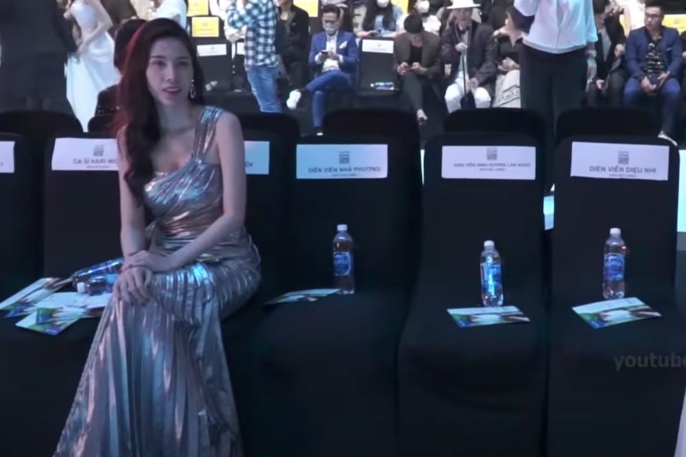 Fan tranh cãi clip Thủy Tiên bị Linh Chi hất tóc, đứng dậy bỏ đi: Lan Ngọc vô tình liên lụy?-3