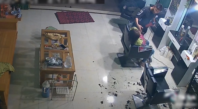 Đang mệt mỏi quyết định đi tiệm gội đầu để thư giãn, cô gái bất ngờ ngất xỉu ngay khi vừa gội xong khiến chủ tiệm tá hỏa đưa đi cấp cứu-2