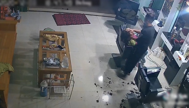 Đang mệt mỏi quyết định đi tiệm gội đầu để thư giãn, cô gái bất ngờ ngất xỉu ngay khi vừa gội xong khiến chủ tiệm tá hỏa đưa đi cấp cứu-3