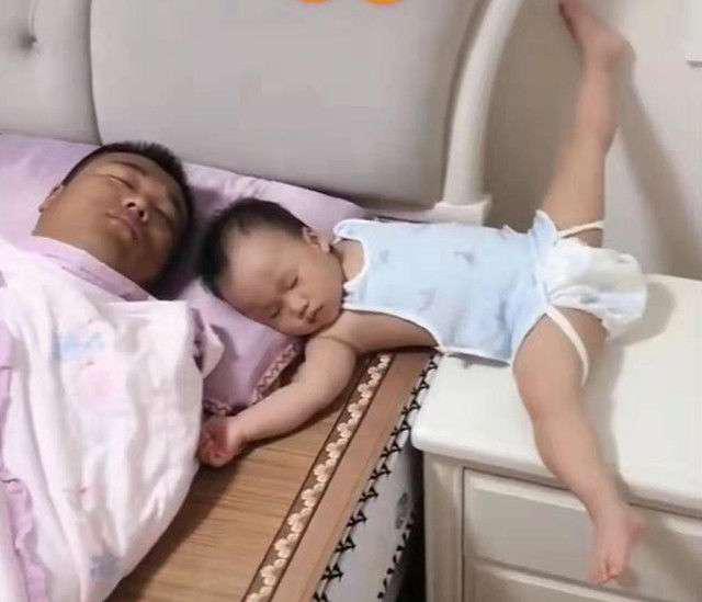 Bố xung phong dỗ con ngủ, mẹ vào phòng nhìn cảnh tượng 2 cha con mà giận tím người-1