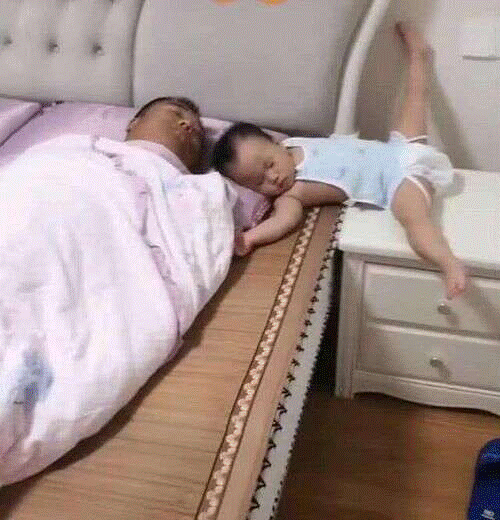 Bố xung phong dỗ con ngủ, mẹ vào phòng nhìn cảnh tượng 2 cha con mà giận tím người-2