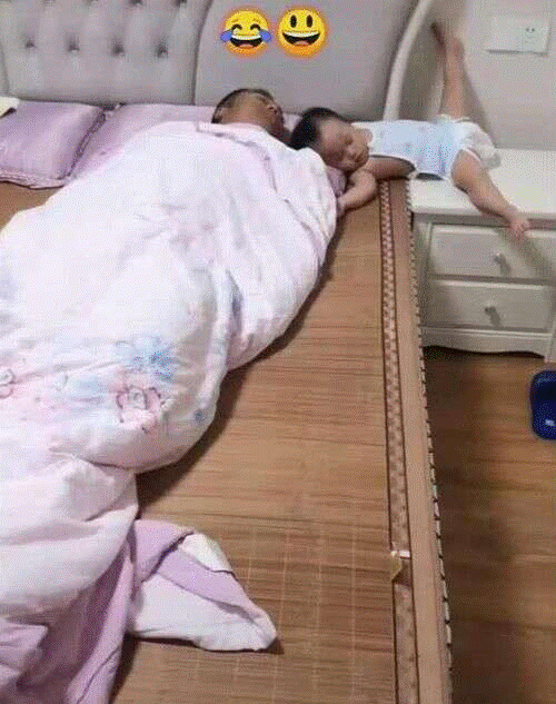 Bố xung phong dỗ con ngủ, mẹ vào phòng nhìn cảnh tượng 2 cha con mà giận tím người-3